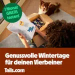 tails.com 4 Wochen kostenlos testen; Frau mit Hundefutter-Pack